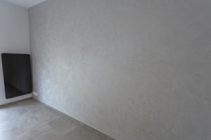 mur repeint gris